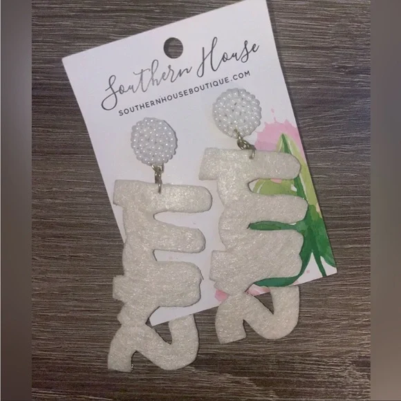 NWT bridal shower bachelorette party bride MRS earrings. Sparkly and lightweight - Picture 4 of 4
